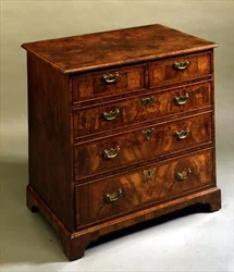 George I ladekast met bracket voeten, ca.1720